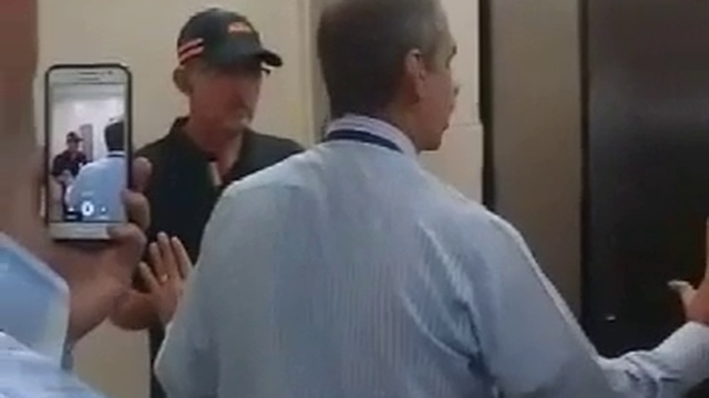 Directivas de Mayorca Expulsan a Joven y Anciano Que Tenian Sexo En Los Baños смотреть онлайн