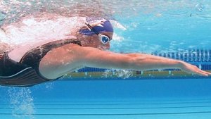 Как плавать, чтобы прекратились боли в спине и шее? Брасс, кроль, как-то еще? Ответ – в этом ролике