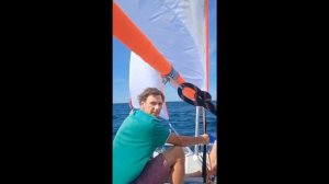 Парусный катамаран Валдай 4 на волнах Черного моря в Сириусе.