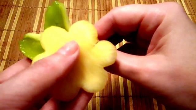 Как красиво нарезать ананас! Украшения для коктейлей!  Украшения из фруктов! Decoration of fruits!