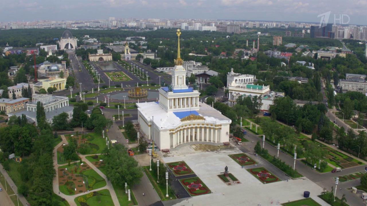 Сергей Собянин запустил фонтаны на Центральной аллее ВДНХ после реконструкции