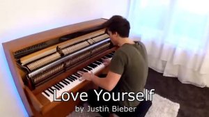 Парень играет на фортепиано,  популярные песни которые поднимут настроение