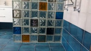 Интересный Дизайн Ванны с Перегородками из Стеклоблоков