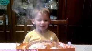 ПРИКОЛЫ С ДЕТЬМИ.  ДЕТИ ЗАДУВАЮТ СВЕЧИ В ДЕНЬ РОЖДЕНИЯ! СМЕШНО!