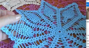 Красивая старинная салфетка, связанная крючком.