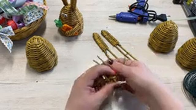 Пасхальный набор из бумажной лозы. Плетеные кролик и курочка из газетных трубочек.
