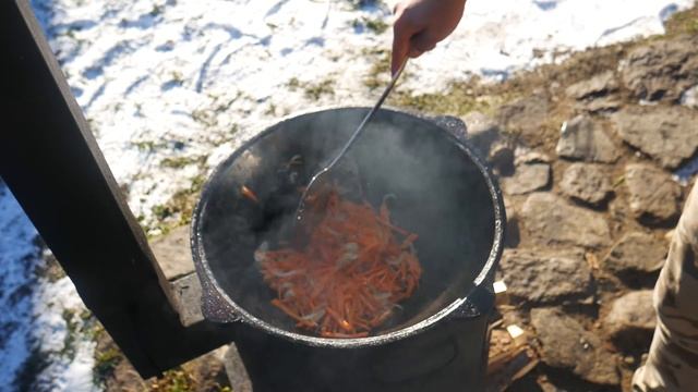 ТЕФТЕЛИ ЁЖИКИ В КАЗАНЕ НА КОСТРЕ смотреть онлайн