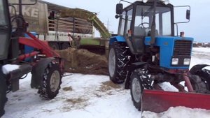 Превращение рулонов сена в тюки в зимний период