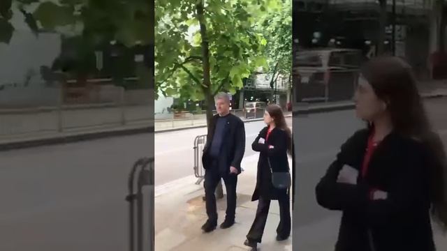 Порошенко гуляет в Лондоне. Местные случайно засняли его. смотреть онлайн