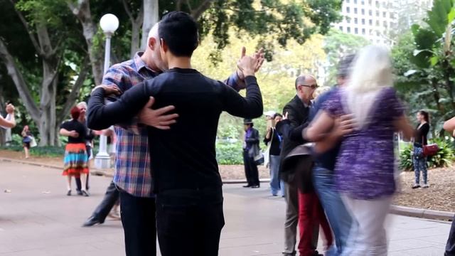 Sydney Tango Flashmob - Walking Dance Part 2 смотреть онлайн