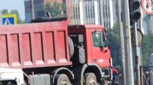 Грузовые машины Самосвалы едут по дороге