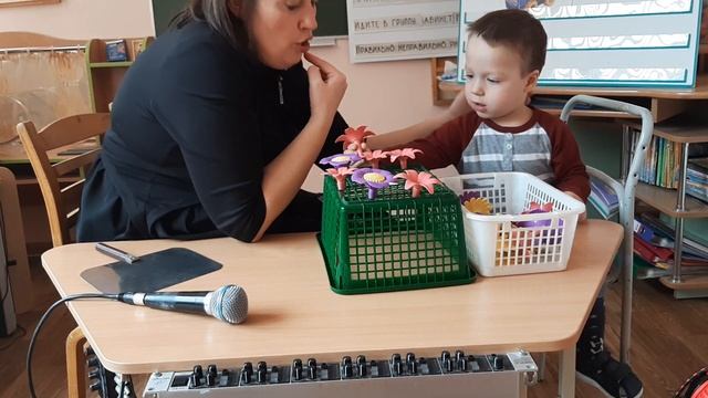 Занятие с неслышащим ребенком по развитию слухового восприятия на слухо- зрительной основе.