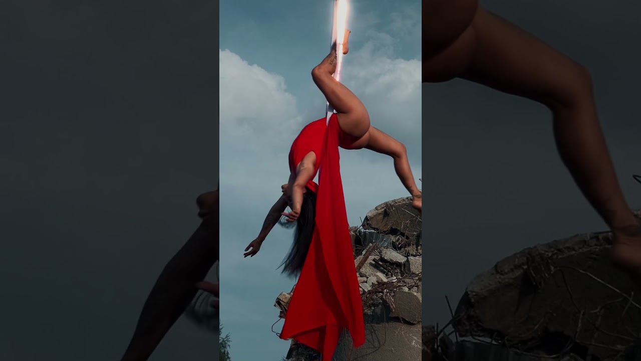 #shorts Над землей воздушная гимнастка. Beautiful girl under the sky.  #prettywoman