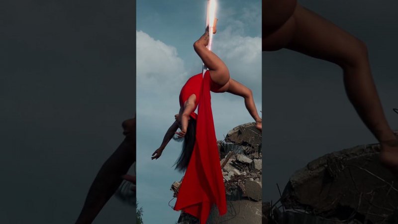 #shorts Над землей воздушная гимнастка. Beautiful girl under the sky.  #prettywoman