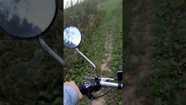 Поездка на велосипеде с мотором по грунтовой дороге. Работа двигателя мотовелосипеда. смотреть онлайн