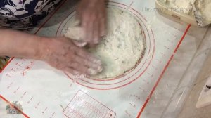 Пышная лепёшка с сыром и зелёным луком, на кефире.