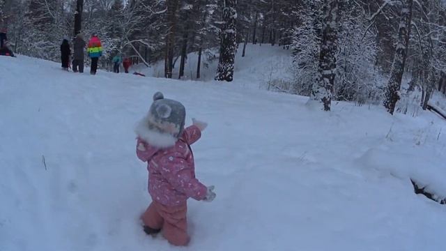 Нашли берлогу, дом бабы яги, фабрику деда мороза в лесу. Снежный Влог. смотреть онлайн