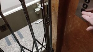 Раритетный распашной лифт Kone 1943 года 0.5 м/с 320 кг + необычные направляющие противовеса