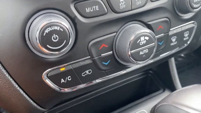 2023 Jeep Cherokee Altitude Lux (X8418) смотреть онлайн