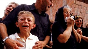 Кошка залезла на гроб на похоронах, а через секунду раздался детский плач!