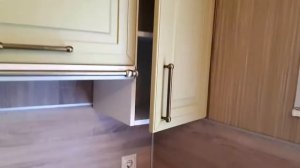 Кухня в классическом стиле с крашенными фасадами оливковая