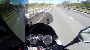 Байкеры катят по м12.Bikers roll along the m12.