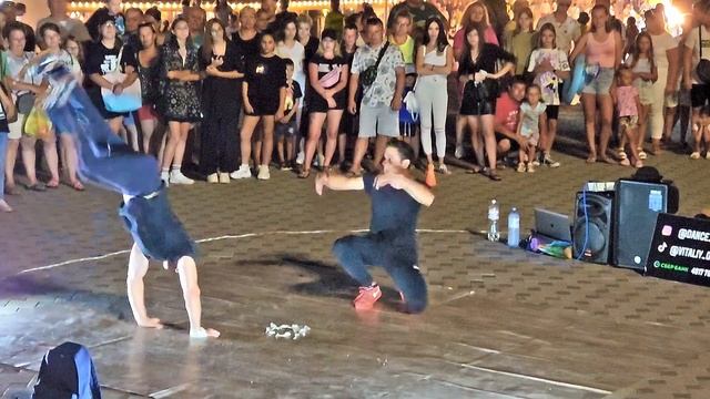 Анапа 2022. Брейк-данс танцы на Набережной у PARK HOTEL вечером в Анапе. Танцевальное шоу 2022. смотреть онлайн