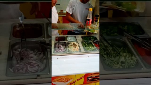 Уличная еда в Болгарии.Шаурма или Чикен Кебаб смотреть онлайн