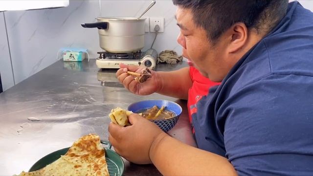 炖牛肉吃不过瘾，胖哥再炖一大锅牛腩，汤鲜肉嫩，泡饼吃太香了！【胖猴仔】 смотреть онлайн