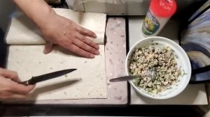 Быстрая и сытная закуска из лаваша с беконом, сыром и зеленью.