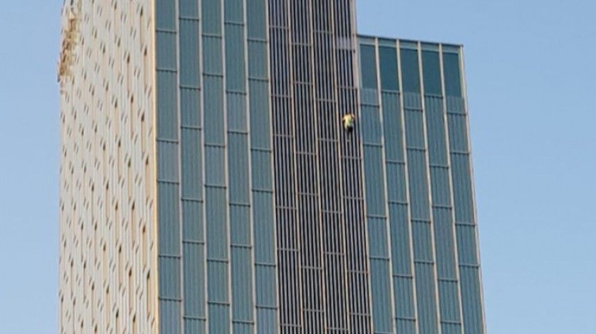 Словно Человек-паук: в Аризоне мужчина взобрался на небоскреб по фасаду