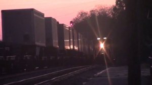 Железная дорога США.Поезд летит на высокой скорости по железной дороге Америки