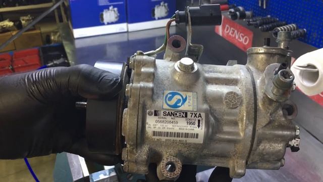 Volkswagen Polo. Как заменить подшипник шкива компрессора кондиционера.