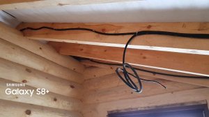 Скрытая электропроводка в деревянном доме. Оцилиндрованное бревно.