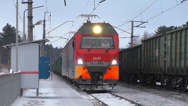 ВЛ11К-063/196 набирает скорость и встречный 2ЭС10-118 "Гранит" с грузовыми поездами в о.п. Вершина смотреть онлайн