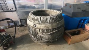 Изготовление цветников в виде бочек из цемента.