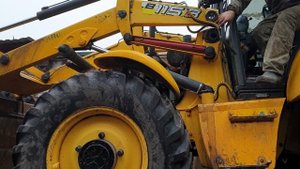 Заварил трещину на передний стреле экскаватора погрузчика New Holland LB 115 B