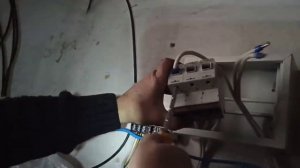 меняем вводной автомат и счётчик. Работа электрика