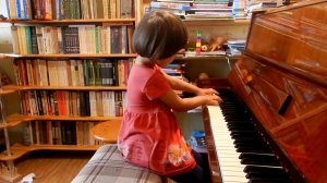 Марианна Лемешкина. 4 года 11 месяцев. Гаммы "МИ мажор" в комплексе.