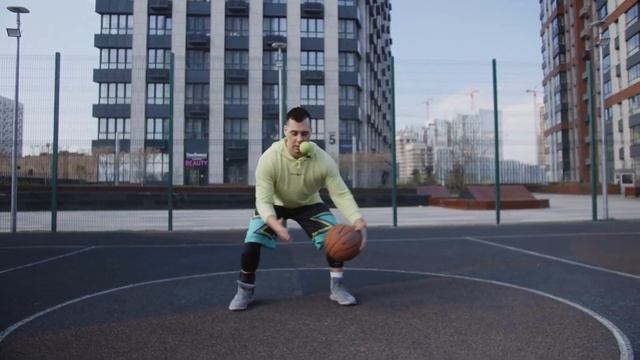 Тренируем дриблинг с теннисным мячом. Часть 2 смотреть онлайн