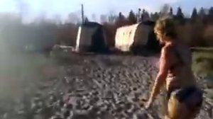 Девушки купаются в ледяной воде после бани