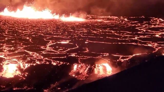 Завораживающие кадры из Исландии.В 30 километрах от столицы пробудился вулкан Фаградальсфьядль.mkv