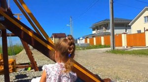 Алиса и собачка Ангус на детской площадке. Развивающее занятие для детей на прогулке. #AlisebabyTV