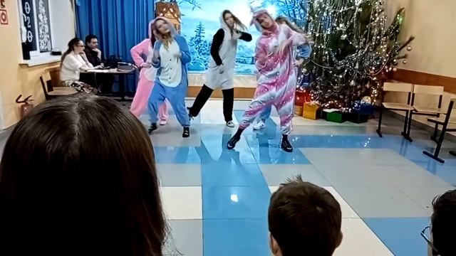 Танец в кигуруми... Танец в пижаме... Танец на новый год... Новогодний танец... Танец.. смотреть онлайн