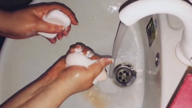 Как легко и быстро очистить спонж для макияжа | КАК ОТМЫТЬ БЬЮТИБЛЕНДЕР смотреть онлайн