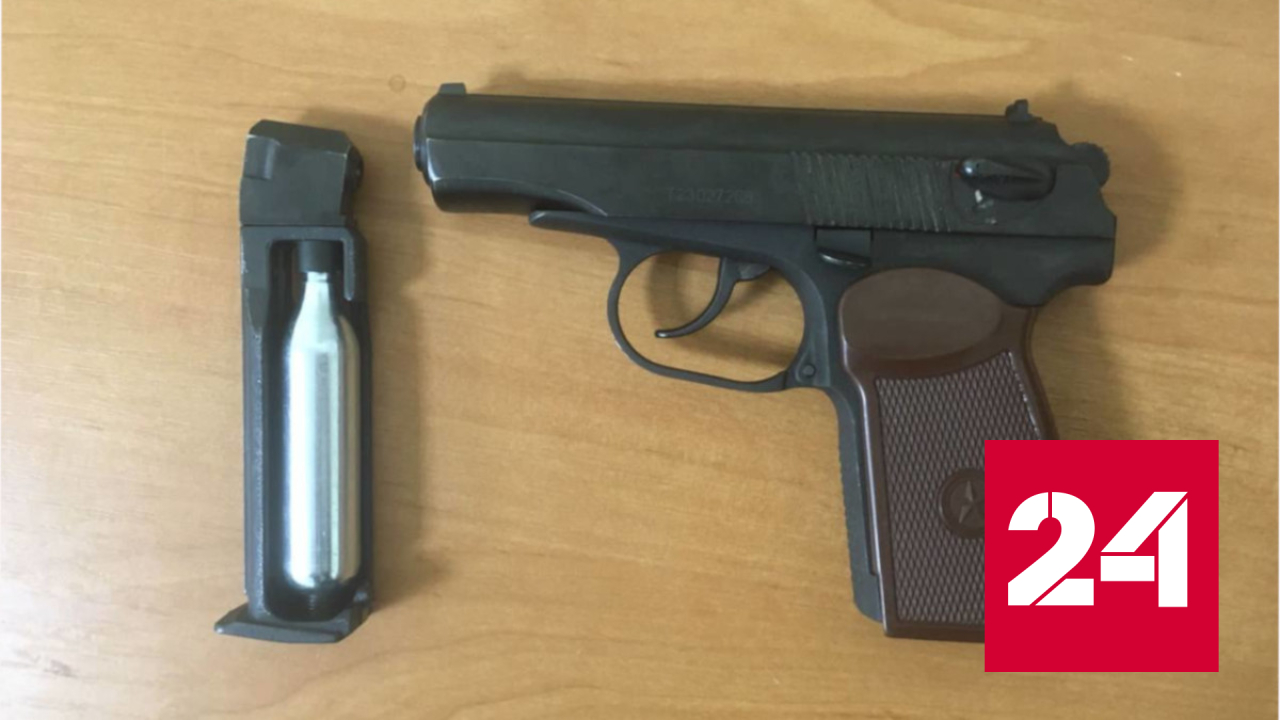 Житель Кубани протестировал пневматический пистолет на детской площадке - Россия 24