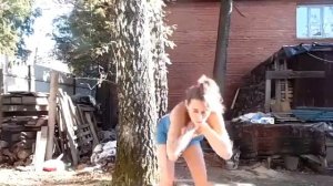 Что она несёт, под солягой что-ли