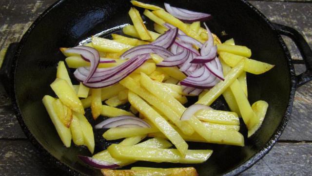 Шампиньоны с картошкой и томатной подливкой