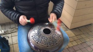 Уличный музыкант играет на глюкофоне - Карусель