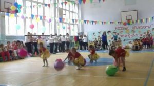 детский танец с Чупа-Чупсами